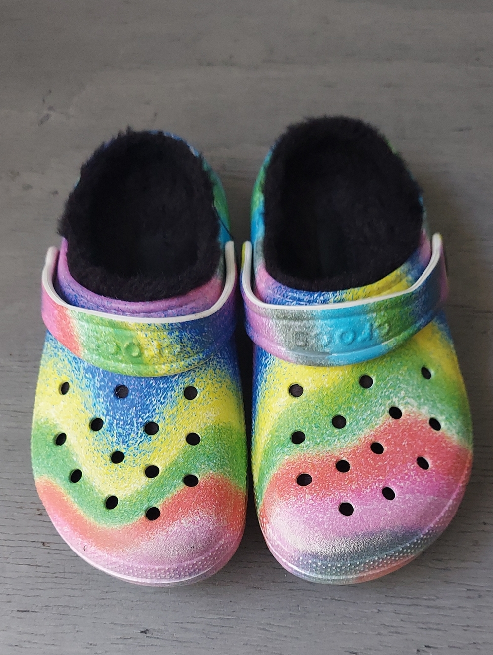 Crocs Kids Size J1 Rainbow Tie Dye Fuzzy Lined Classic Clogs